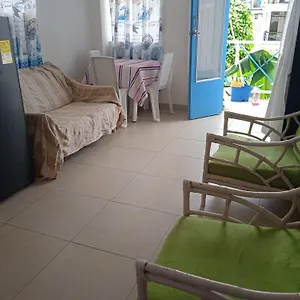 A Dos Cuadras De Sprattbight Apartamento