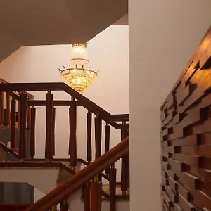 Hotel Chandelier ***